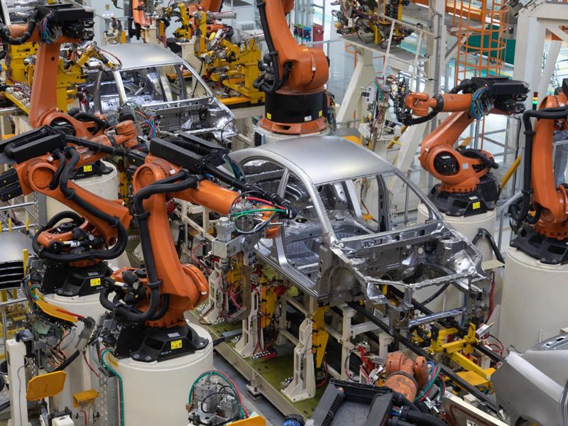 Achsomontage in der Produktion - Autos auf Fließband in der Fertigung